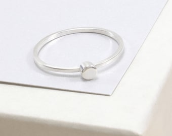 Anneau de disque rond, anneau empilable, bague délicate, bague mignonne, bague en argent, bague décontractée, petite bague mince, cadeau de bijoux minimalistes de tous les jours pour maman