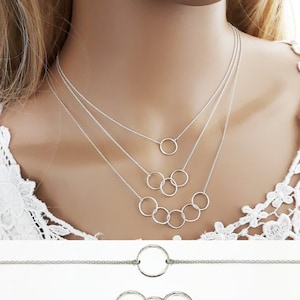 Linked Circles Necklace Infinity Rings Promise Necklace Sister Mom Gift Mother Daughter Necklace Dainty Silver Delicate Minimalist Jewelry