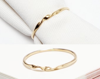 Mobius Ring, Super dünne Goldringe für Frauen, Daumen Ring, Zierliche Eheringe, Verlobungsring, Versprechensring, 14K Gold gefüllter Stapelring