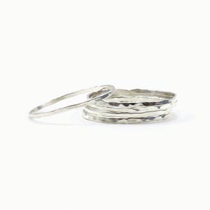 Dünner Dünner Silberring 5er Set, Gehämmerte Ringe, Zarte Ringe für Frauen, zierliche Ringe, minimalistischer Schmuck Geschenk für Mama Schwester Bff