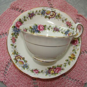 Aynsley - Tasse à thé et soucoupe vintage - Anneau de fleurs variées avec bordure en or - Bone China Angleterre