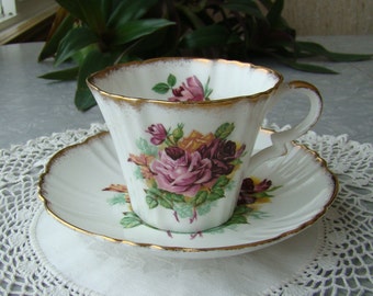 Royal Standard - England - Ribbed - Pink, Red and Yellow Cabbage Roses
