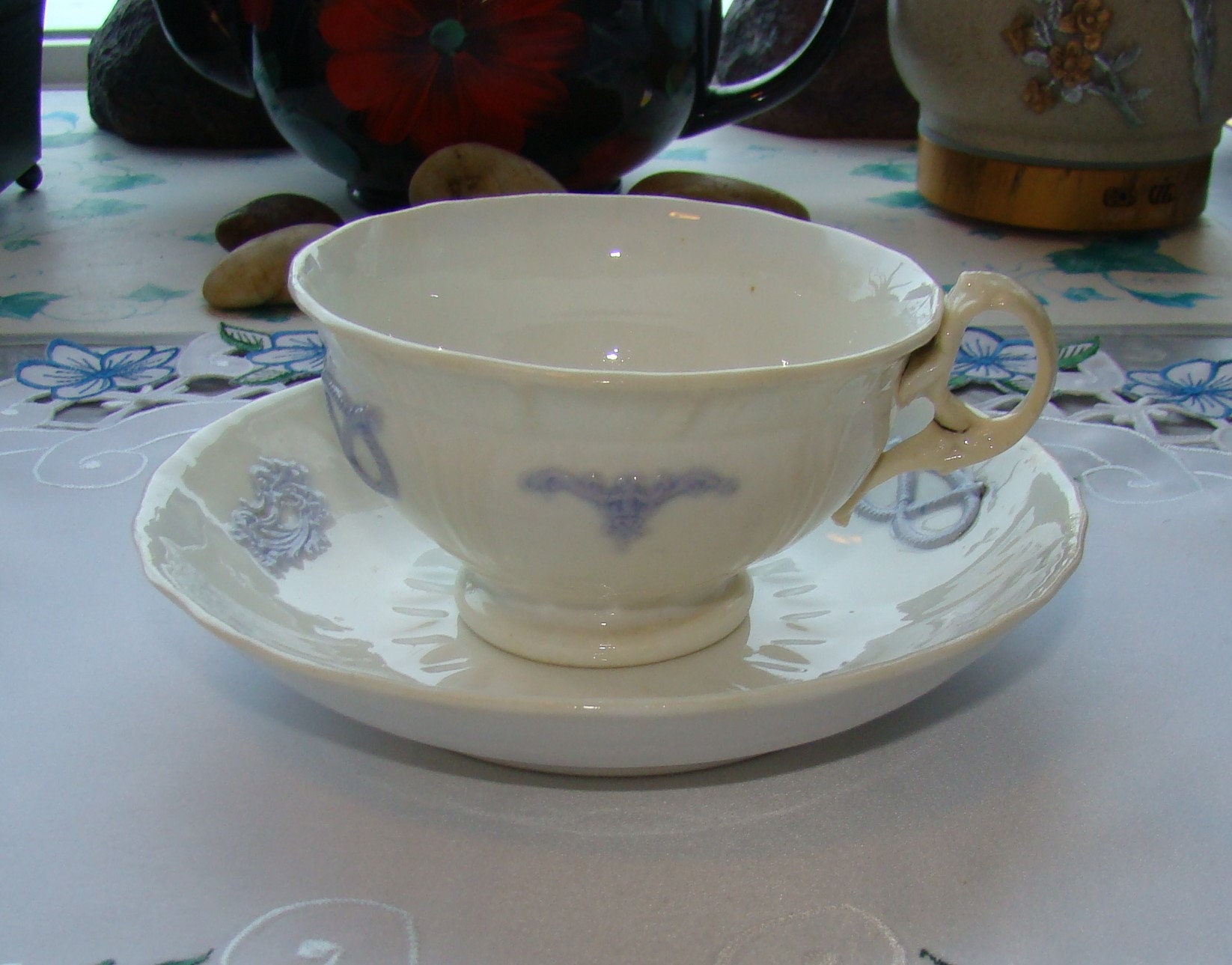Elizabethan Fine Bone China Hand Decorated Vintage Tea Cup and Saucer Red  Panels, Leaves and Vines Design 