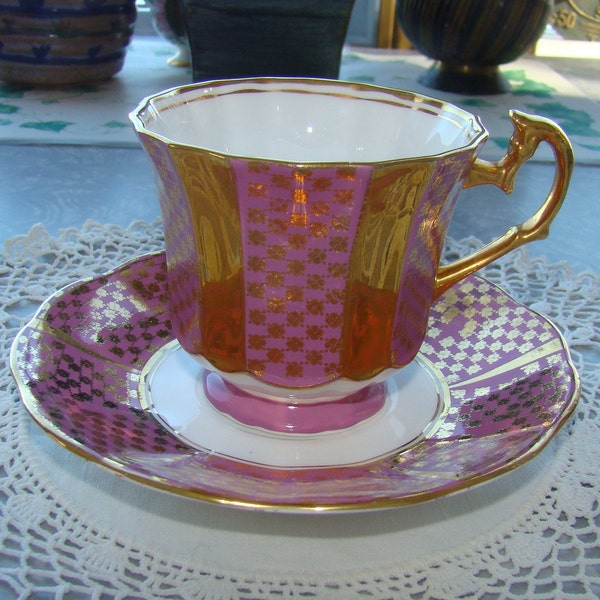 élisabéthaine - Porcelaine fine - Tasse à thé et soucoupe vintage - Panneaux dorés, panneaux roses avec motifs et bordures dorés