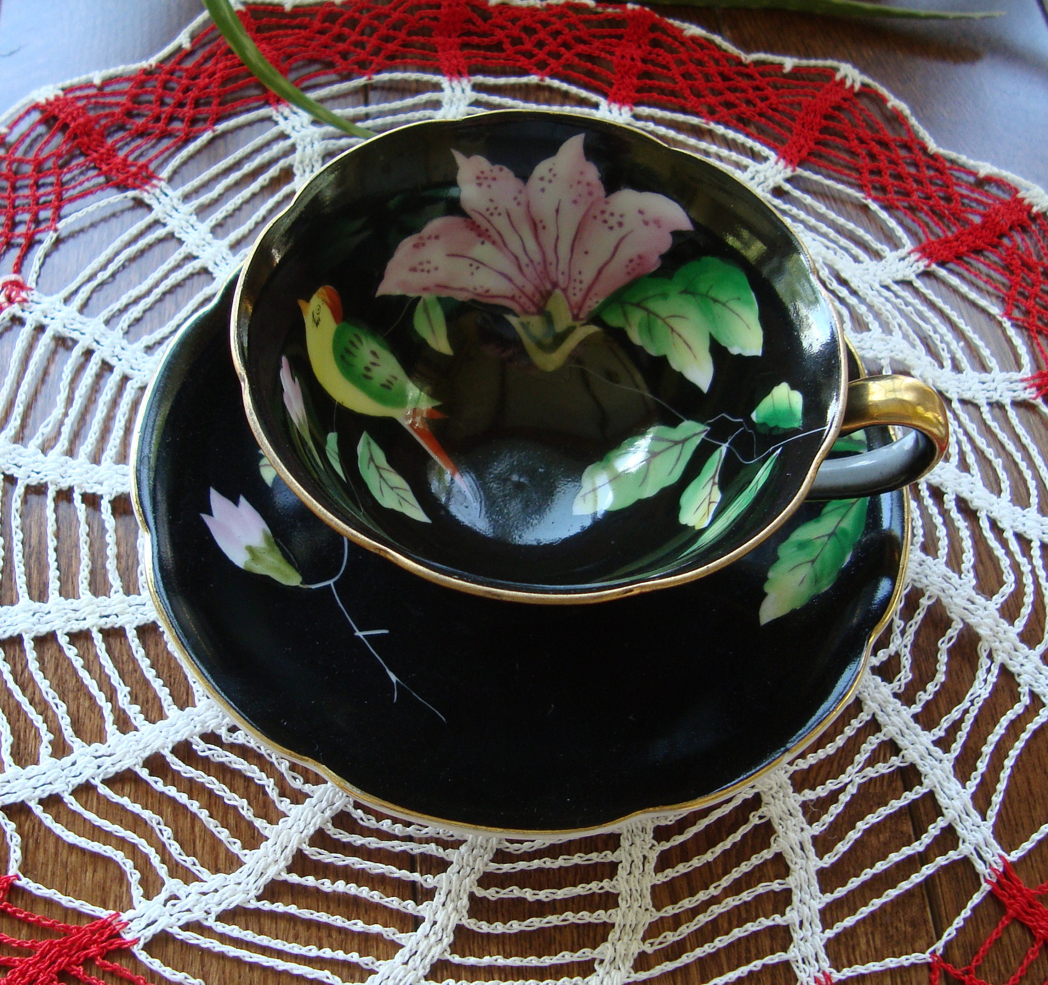 景德鎮早期中國國貨公司出品。黄色蝙蝠双壽洋菊柄皿1枚。洋綠色蝙蝠双壽洋菊柄1枚。 景德鎮早期中國國貨公司出品。洋綠色蝙蝠双壽洋菊柄大皿2枚。未