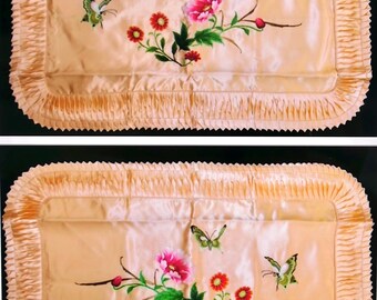 Par de fundas de almohada vintage chinas con bordado floral de mariposas y espejos, de seda color melocotón y estilo cortina. SIN USAR.