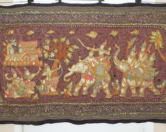 Tapiz bordado en 3D acolchado KALAGA birmano de Myanmar de la década de 1930 con escena mitológica de batalla real del Ramayana
