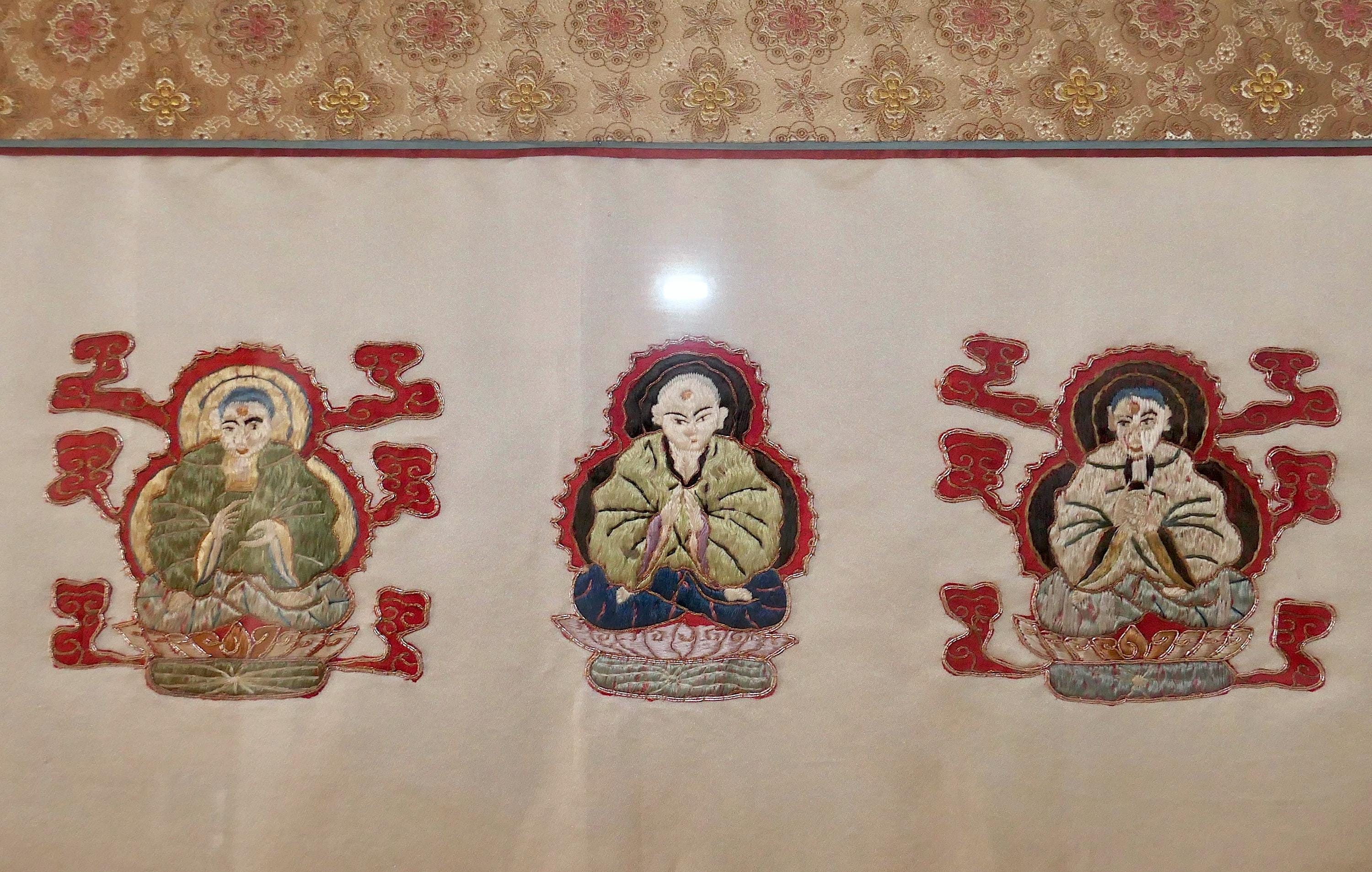 中国古玩・清代（清朝期） embroidery of 刺繍古裂（絹地）・Old 清朝