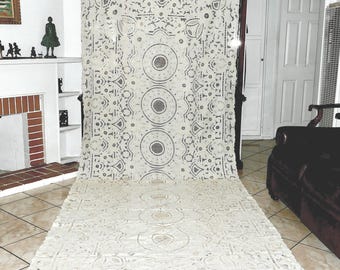 Toalha de mesa chinesa antiga RICHELIEU CHEE FOO bordada à mão enorme e pesada branca 166 &quot;x 65&quot;