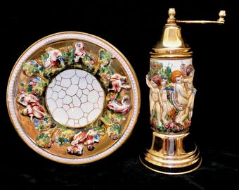 Juego vintage de 2 piezas: Molinillo Capodimonte Italy Putti - CAJA DE MÚSICA "Love Story" Mecanismo suizo Reuge + Placa Capodimonte