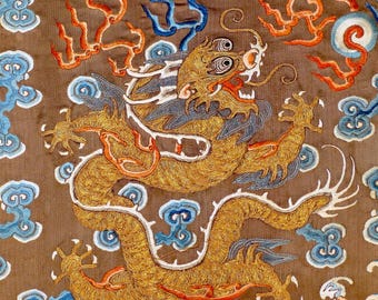 Fragmento de Jifu, panel textil de seda bordado con dragón de cinco garras de oro metálico de la dinastía Qing, siglo XIX.