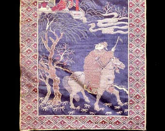 Panel textil chino de brocado de seda tejida de la década de 1920 con escena romántica: mujer erudita a caballo.