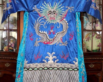 Mangfu chino 蟒服, túnica pekinesa de seda azul cobalto con dragones bordados persiguiendo perlas y bordado Lishui