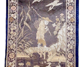 Panel textil chino de brocado de seda tejida de la década de 1920 con paisaje de pescadores y garzas.