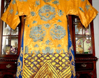 Mangfu chino bordado de seda amarilla, circa 1900, con 10 dragones azules de cinco garras. Estilo mangfu.