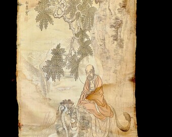 Tapiz chino antiguo de seda Kesi con la figura del Buda Arhat Lohan sobre un león, de Xiong Songquan Kuo Hwa, década de 1930.