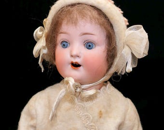 Muñeca antigua Heubach Koppelsdorf 321 alemana con cabeza de porcelana, 24 cm de altura, boca abierta, ojos durmientes y cuerpo de composición de 5 piezas con extremidades articuladas.