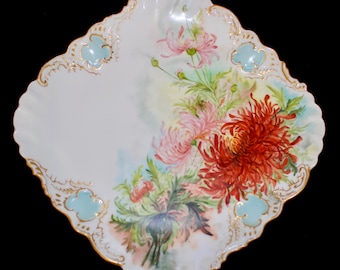 C' 1879-1900 LIMOGES D C FRANCIA (Deliniers & Cie) Crizantemos pintados a mano en relieve festoneado plato de cuatro lados