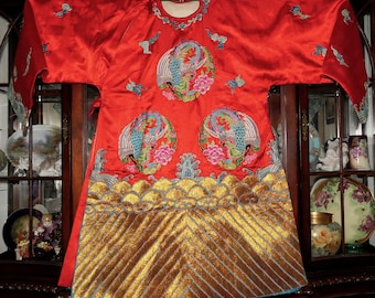 Bata de Pekín de seda roja bordada a mano, estilo Lishui, de la dinastía Qing (c. 1900).