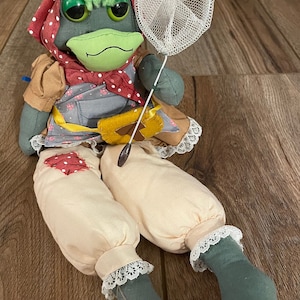 House if Lloyd Fishin Frog Adorable rana de peluche campestre con red y pañuelo alrededor de la cabeza