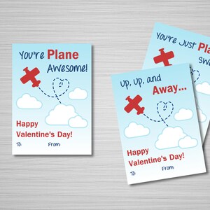 以下が含まれることがあります： ハート型の軌跡を残して青い雲の中を飛ぶ赤い飛行機が描かれた、印刷可能なバレンタインデーカード2枚。カードには「You're Plane Awesome!」「Up, Up, and Away... You're Just Plane Sweet!」というメッセージが書かれています。