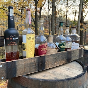 Bourbon/whiskey op plank zichtbare hardware