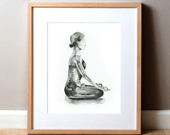 Puede incluir: Una pintura de acuarela en blanco y negro de una persona sentada en una postura de yoga con su columna vertebral visible. La persona está sentada con las piernas cruzadas y las manos descansando sobre las rodillas. La pintura está enmarcada en un marco de madera claro.
