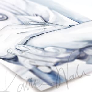 Op de afbeelding: Aquarel schilderij van handen in blauwe en witte tinten. Het kunstwerk heeft een zachte, vage focus, met zichtbare penseelstreken en een handtekening in de rechter benedenhoek. Het algemene thema is artistiek en delicaat.