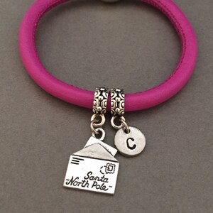 Pulsera de cuero de la carta de Santa, santa letra encanto pulsera, brazalete de cuero, pulsera personalizada, pulsera inicial, Monograma