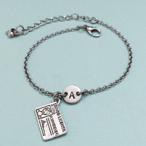 Rijbewijs bedelarmband, stuurprogramma's licentie charme, verstelbare armband, rijden, gepersonaliseerde armband, eerste armband, monogram