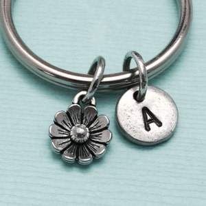 Sleutelhanger Daisy, daisy charme, bloem sleutelhanger, gepersonaliseerde sleutelhanger, eerste sleutelhanger, oorspronkelijke charme, aangepast, monogram