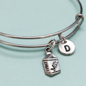 Melk bangle armband van melk, melk charme, melkpak, gepersonaliseerde armband, uitbreidbaar bangle, charme bangle, eerste armband, monogram