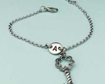 Bracelet à breloques clé squelette, squelette touche charme, bracelet réglable, bracelet initiale, monogramme