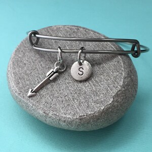 Pijl Bangle pijl bedelarmband, wapen Bangle, uitbreidbaar Bangle, charme Bangle, gepersonaliseerde armband, eerste armband, monogram
