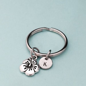 Bloem sleutelhanger bloem charme, gepersonaliseerde sleutelhanger, eerste sleutelhanger, oorspronkelijke charme, aangepaste sleutelhanger, monogram