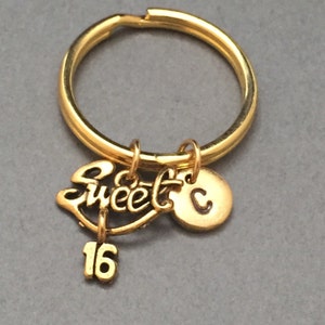 Sweet sixteen keychain, charme sweet sixteen, anniversaire trousseau, porte-clés personnalisé, trousseau initiale, charme initial, porte-clé personnalisé