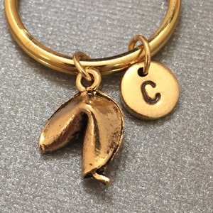 Gelukskoekje sleutelhanger, gelukskoekje bedel, voedselsleutelhanger, gepersonaliseerde sleutelhanger, initiële sleutelhanger, initiële charme, aangepast, monogram