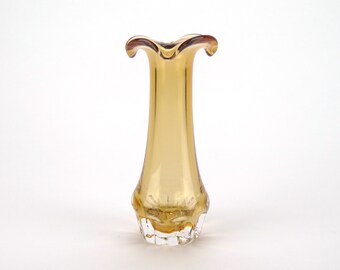 Vase en verre orange conique avec jante ondulée et pied transparent de la Tchécoslovaquie - soliflore en verre ambre des années 1970