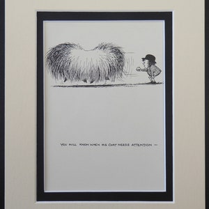 Peut inclure: Dessin animé en noir et blanc encadré. Il représente un animal hirsute poursuivi par un garçon avec un chapeau. Le texte en bas se lit : « Vous saurez quand sa fourrure aura besoin d'attention - »