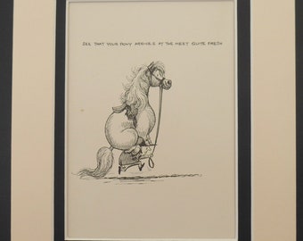Op de afbeelding: Een ingelijste zwart-wit cartoon illustratie van een pony die door een persoon wordt geleid. De pony heeft een grote, pluizige manen en staart. De tekst bovenaan luidt: "See that your pony arrives at the meet quite fresh."