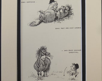 Op de afbeelding: Een ingelijste zwart-wit cartoonprint met een paard en ruiter in een humoristische scène. De tekst luidt: "WHEN CHOOSING... GOOD FEET ARE MOST IMPORTA... - AND GOOD MANNER ESSENTIAL."