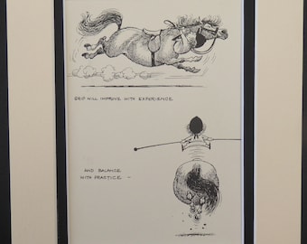 Op de afbeelding: Zwart-wit ingelijste prent met een cartoon van een springend paard en een ruiter. De tekst luidt "GRIP WILL IMPROVE WITH EXPERIENCE" en "AND BALANCE WITH PRACTICE - ". Het kunstwerk is ingelijst in een zwarte lijst.