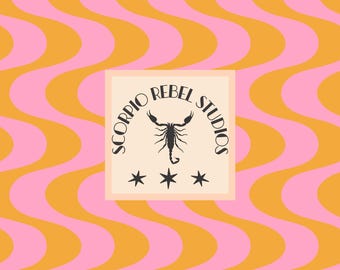 Op de afbeelding: Een retro-stijl ontwerp met een golvend patroon in roze en oranje. Een vierkant logo met de tekst "SCORPIO REBEL STUDIOS" omringt een schorpioen illustratie en drie sterren.