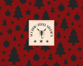 Op de afbeelding: Een feestelijke rode achtergrond met een herhalend patroon van zwarte kerstbomen, sterren en ornamenten. Een vierkant label in het midden toont de tekst "SCORPIO REBEL STUDIOS" rond een schorpioenillustratie en drie sterren.