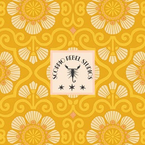 以下が含まれることがあります： マスタードイエローの花柄で、クリームとピーチのアクセントが施されています。 デザインは、様式化された花とスクロールワークが特徴です。 中央の正方形のラベルには、サソリのイラストと3つの星とともに「Scorpio Rebel Studios」と書かれています。