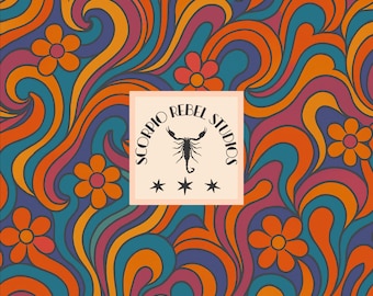 Op de afbeelding: Een levendig retro-patroon met wervelende lijnen in oranje, blauwgroen, paars en geel. Verspreid zijn oranje en roze bloemen. Een vierkante afbeelding in het midden leest "SCORPIO REBEL STUDIOS" met een schorpioenillustratie.