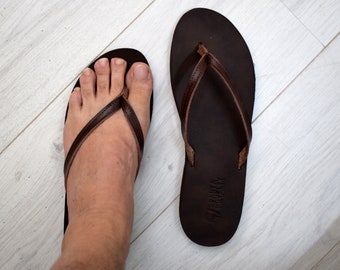 Tongs sandales en cuir pour hommes, faites main en couleur marron.