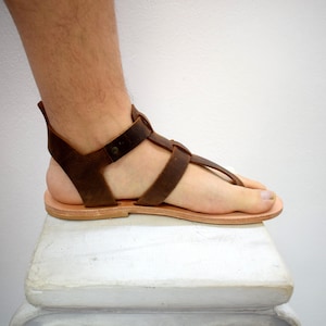 Puede incluir: Sandalias gladiadoras de cuero marr&oacute;n con m&uacute;ltiples correas y una presilla para el dedo gordo. Las sandalias tienen una suela marr&oacute;n claro y est&aacute;n dise&ntilde;adas para un ajuste c&oacute;modo. Talla 43.