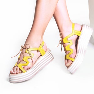 Madison Wedge Plateau / Ledersandalen / Gelbe Sandalen / Griechische Ledersandale / Plateau Sandale / Criss Cross Sandale / Knöchel Riemen Sandalen