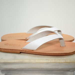 White leather deals flip flops womens
